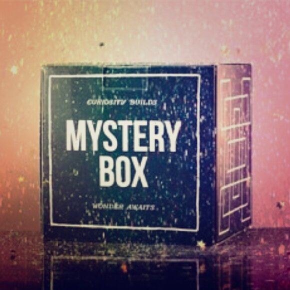 Mystery box of 9 items - Picture 1 of 1